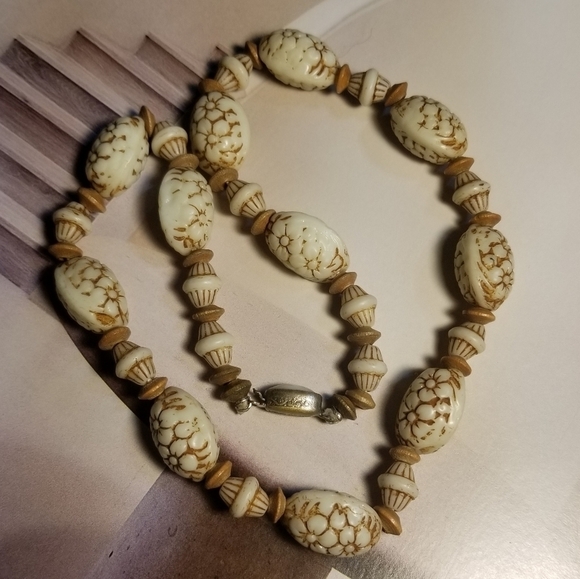 DECO MAX NEIGER Uranium Glass Necklace - Picture 4 of 6